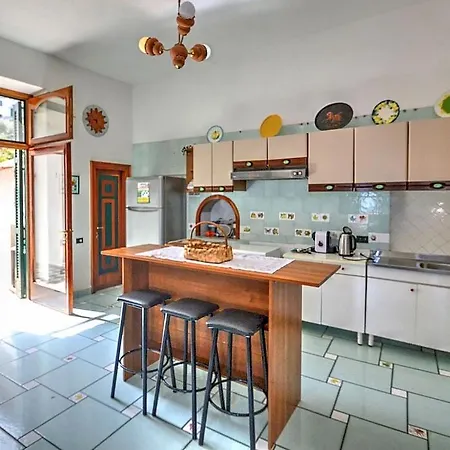 Sleeps 8 Air Con Wifi Апартаменты